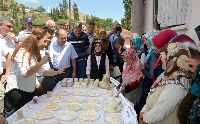 ÇORUM'UN İSKİLİP İLÇESİE BAĞLI KAYAAĞZI KÖYÜNDE AÇILAN PEYNİRCİLİK KURSU BAŞARIYLA TAMAMLANDI (M. MUTTALİP YALÇIN/ÇORUM-İHA)