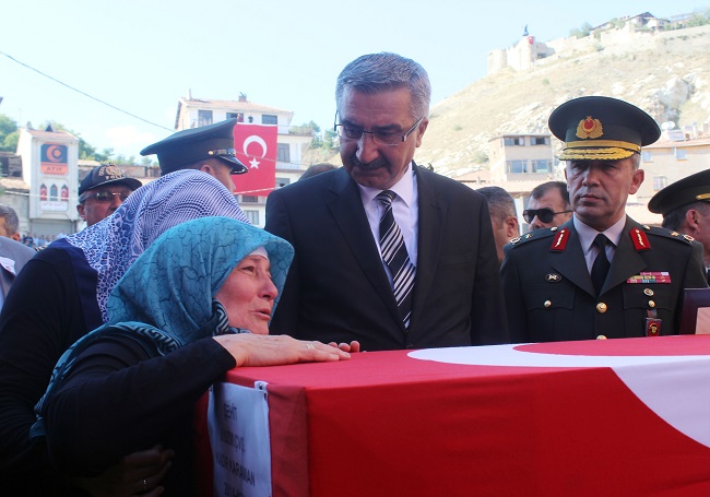 ŞEHİT UZMAN ÇAVUŞUN ANNESİ AYŞE KARAMAN OĞLUNUN TABUTUNA SARILARAK GÖZYAŞI DÖKTÜ. (M. MUTTALİP YALÇIN/ÇORUM-İHA)