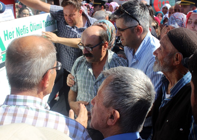 ŞEHİT BABASI NAZİF KARAMAN'I YAKINLARI GÜÇLÜKLE TESELLİ ETTİ. (M. MUTTALİP YALÇIN/ÇORUM-İHA)