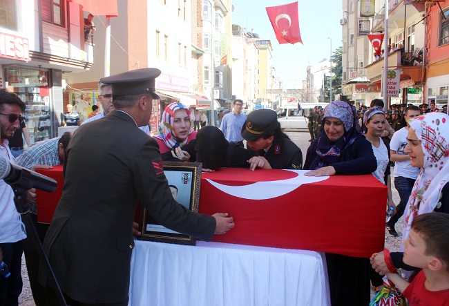ŞEHİT EŞİNİN FERYADI YÜREKLERİ DAĞLADI