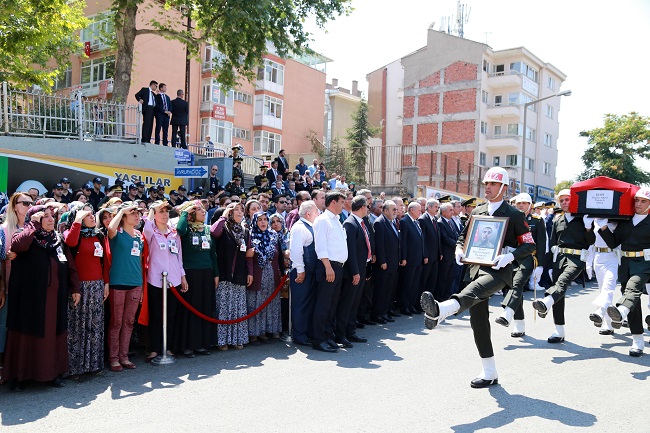 ŞIRNAK'IN ULUDERE İLÇESİNDE PKK'LI TERÖRİSTLERİN HAİN SALDIRISI SONUCU ŞEHİT OLAN PİYADE ER BAYRAM KAVCI KOCATEPE CAMİİ’NDE DÜZENLENEN TÖRENLE SON YOLCULUĞUNA UĞURLANDI. TOP ARABASININ GEÇİŞİ SIRASINDA ŞEHİT KAVCI’NIN BABASI, ANNESİ VE KARDEŞLERİ ASKER SELAMINA DURARAK ŞEHİDİ TEKBİRLER EŞLİĞİNDE UĞURLADI. (ABDULLAH SARICA/ANKARA-İHA)