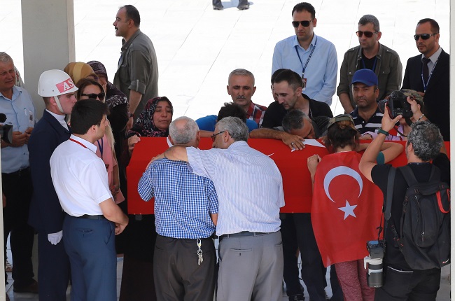 ŞIRNAK'IN ULUDERE İLÇESİNDE PKK'LI TERÖRİSTLERİN HAİN SALDIRISI SONUCU ŞEHİT OLAN PİYADE ER BAYRAM KAVCI KOCATEPE CAMİİ’NDE DÜZENLENEN TÖRENLE SON YOLCULUĞUNA UĞURLANDI. ŞEHİT ER KAVCI’NIN BABASI, ANNESİ VE KARDEŞLERİ CENAZE NAMAZI ÖNCESİ UZUN SÜRE ŞEHİDİN TÜRK BAYRAĞINA SARILI TABUTUNA SARILIP GÖZYAŞLARI DÖKTÜLER. (ABDULLAH SARICA/ANKARA-İHA)
