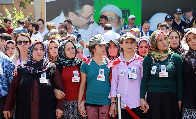 ŞIRNAK'IN ULUDERE İLÇESİNDE PKK'LI TERÖRİSTLERİN HAİN SALDIRISI SONUCU ŞEHİT OLAN PİYADE ER BAYRAM KAVCI KOCATEPE CAMİİ’NDE DÜZENLENEN TÖRENLE SON YOLCULUĞUNA UĞURLANDI. TOP ARABASININ GEÇİŞİ SIRASINDA ŞEHİT KAVCI’NIN BABASI, ANNESİ VE KARDEŞLERİ ASKER SELAMINA DURARAK ŞEHİDİ TEKBİRLER EŞLİĞİNDE UĞURLADI. (ABDULLAH SARICA/ANKARA-İHA)