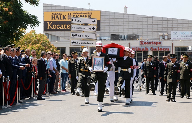 ŞIRNAK'IN ULUDERE İLÇESİNDE PKK'LI TERÖRİSTLERİN HAİN SALDIRISI SONUCU ŞEHİT OLAN PİYADE ER BAYRAM KAVCI KOCATEPE CAMİİ’NDE DÜZENLENEN TÖRENLE SON YOLCULUĞUNA UĞURLANDI. TOP ARABASININ GEÇİŞİ SIRASINDA ŞEHİT KAVCI’NIN BABASI, ANNESİ VE KARDEŞLERİ ASKER SELAMINA DURARAK ŞEHİDİ TEKBİRLER EŞLİĞİNDE UĞURLADI . (ABDULLAH SARICA/ANKARA-İHA)