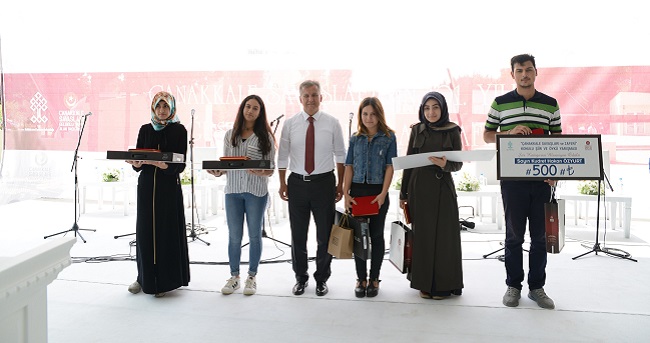 ÇANAKKALE SAVAŞLARI VE ZAFERİ KONULU ŞİİR YARIŞMASINDA DERECEYE GİRENLERE ÖDÜLLERİ VERİLDİ. (GÜRKAN DÜZENLİ/ÇANAKKALE-İHA)