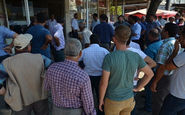 OSMANCIK MİNİBÜSÇÜ ESNAFI İHALE TEPKİSİ İÇİN ARACI KİŞİYLE KONUŞMAYA GİTTİ. (İSMAİL KABAKDERE/ÇORUM-İHA)