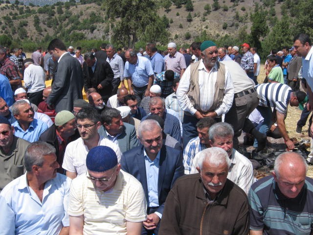 CENAZE TÖRENİNE ÇOK SAYIDA MUHTARIN YANINDA PROTOKOL ÜYESİDE KATILDI (BÜLENT ÖZKALELİ/ÇORUM-İHA)