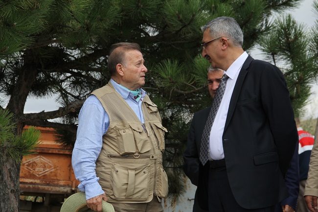 ALACANÖYÜK KAZI BAŞKANI PROF. DR. AYKUT ÇINAROĞLU, KAZI ÇALIŞMALARI HAKKINDA VALİ NECMEDDİN KILIÇ'A BİLGİ VERDİ. (M. MUTTALİP YALÇIN/ÇORUM-İHA)