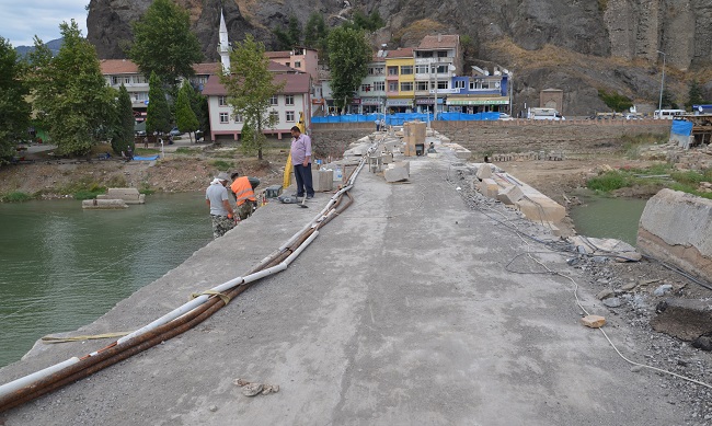 ÇORUM'UN OSMANCIK İLÇESİNDE RESTORASYON ÇALIŞMALARI DEVAM EDEN TARİHİ KOYUNBABA KÖPRÜSÜ’NDE YAKLAŞIK 500 YILLIK KATIR NALLARI BULUNDU. (İSMAİL KABAKDERE/ÇORUM-İHA)