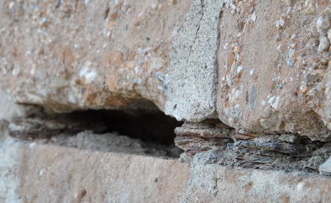 ÇORUM'UN OSMANCIK İLÇESİNDE RESTORASYON ÇALIŞMALARI DEVAM EDEN TARİHİ KOYUNBABA KÖPRÜSÜ’NDE YAKLAŞIK 500 YILLIK KATIR NALLARI BULUNDU. KÖPRÜDE DENGEYİ KATIR VE AT NALLARI SAĞLIYORDU. (İSMAİL KABAKDERE/ÇORUM-İHA)