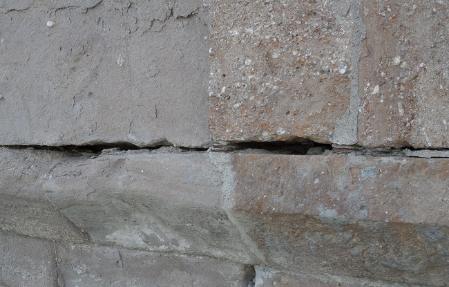 ÇORUM'UN OSMANCIK İLÇESİNDE RESTORASYON ÇALIŞMALARI DEVAM EDEN TARİHİ KOYUNBABA KÖPRÜSÜ’NDE TAŞLARIN DENGESİNİ SAĞLAMADA KATIR VE AT NALLARI KULLANILMIŞ. (İSMAİL KABAKDERE/ÇORUM-İHA)