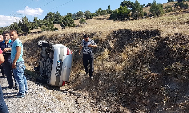 DİREKSİYON KIRILDI OTOMOBİL ŞARAMPOLE UÇTU