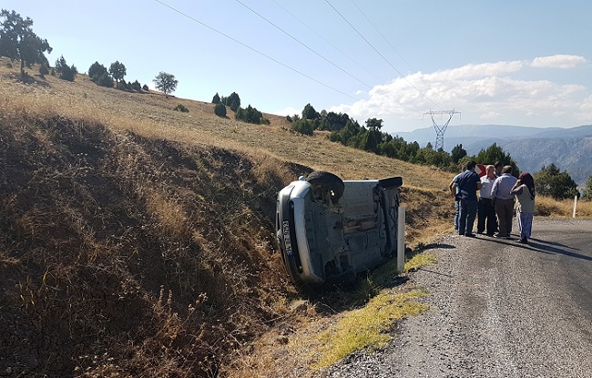 ÇORUM’UN OSMANCIK İLÇESİNDE DİREKSİYON ROTİLİ KIRILAN OTOMOBİLİN KONTROLDEN ÇIKARAK ŞARAMPOLE UÇMASI SONUCU MEYDANA GELEN TRAFİK KAZASINDA 5 KİŞİ YARALANDI. (İSMAİL KABAKDERE/ÇORUM-İHA)