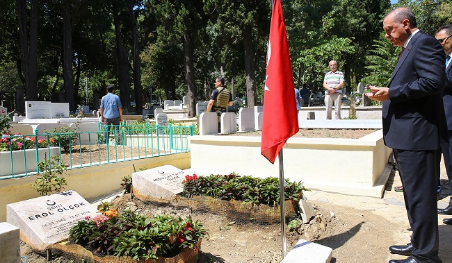 CUMHURBAŞKANI RECEP TAYYİP ERDOĞAN, 15 TEMMUZ DARBE GİRİŞİMİNDE ŞEHİT OLAN ARKADAŞI EROL OLÇOK VE OĞLU ABDULLAH TAYYİP OLÇOK'UN MEZARLARINI ZİYARET ETTİ. (İHA/İSTANBUL-İHA)