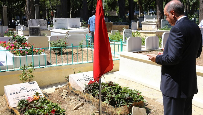 CUMHURBAŞKANI RECEP TAYYİP ERDOĞAN, 15 TEMMUZ DARBE GİRİŞİMİNDE ŞEHİT OLAN ARKADAŞI EROL OLÇOK VE OĞLU ABDULLAH TAYYİP OLÇOK'UN MEZARLARINI ZİYARET ETTİ. (İHA/İSTANBUL-İHA)