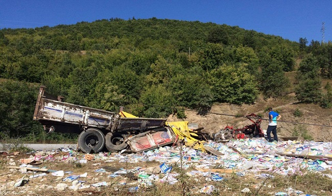 ÇORUM’UN KARGI İLÇESİNDE, OKUL KİTAPLARI TAŞIYAN KAMYONUN DEVRİLMESİ SONUCU MEYDANA GELEN KAZADA 2 KİŞİ HAYATINI KAYBETTİ, 2 KİŞİ DE YARALANDI. KAMYONDAKİ KİTAPLAR, ÇEVREYE SAÇILDI. (TURAN OZAN ACAR/ÇORUM-İHA)