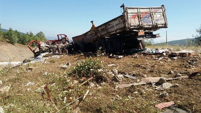 ÇORUM’UN KARGI İLÇESİNDE, OKUL KİTAPLARI TAŞIYAN KAMYONUN DEVRİLMESİ SONUCU MEYDANA GELEN KAZADA 2 KİŞİ HAYATINI KAYBETTİ, 2 KİŞİ DE YARALANDI. KAMYONDAKİ KİTAPLAR, ÇEVREYE SAÇILDI. (TURAN OZAN ACAR/ÇORUM-İHA)