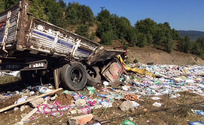 ÇORUM’UN KARGI İLÇESİNDE, OKUL KİTAPLARI TAŞIYAN KAMYONUN DEVRİLMESİ SONUCU MEYDANA GELEN KAZADA 2 KİŞİ HAYATINI KAYBETTİ, 2 KİŞİ DE YARALANDI. KAMYONDAKİ KİTAPLAR, ÇEVREYE SAÇILDI. (TURAN OZAN ACAR/ÇORUM-İHA)