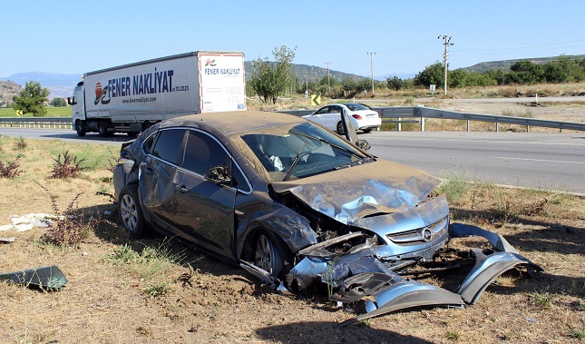 DİKKATSİZLİK KAZAYA SEBEP OLDU: 3 YARALI