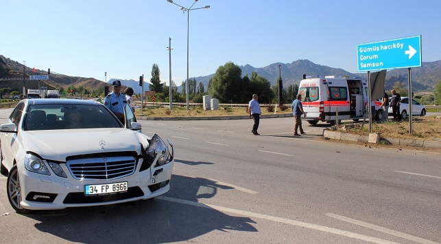 OSMANCIK'TA MEYDANA GELEN TRAFİK KAZASINDA YARALANAN 3 KİŞİ DEVLET HASTANESİNE KALDIRILDI. (İSMAİL KABAKDERE/ÇORUM-İHA)