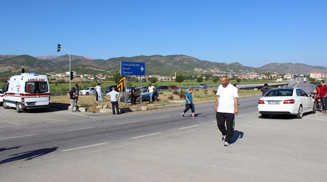 TRAFİK KAZASI SONRASI D-100 KARAYOLU KISA SÜRE TRAFİĞE KAPATILDI. (İSMAİL KABAKDERE/ÇORUM-İHA)