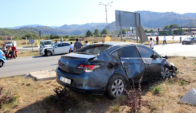 TRAFİK KAZASINDA OTOMOBİL ÇARPIŞMANIN ETKİSİYLE ORTA REFÜJE SAVRULDU. (İSMAİL KABAKDERE/ÇORUM-İHA)
