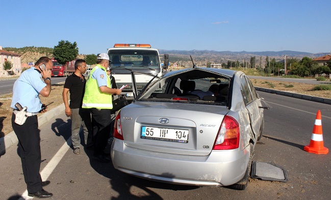 ARACA ÇARPAN TIR OLAY YERİNDEN KAÇTI
