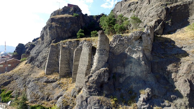 TARİHİ KALENİN SURLARI RESTORE EDİLECEK