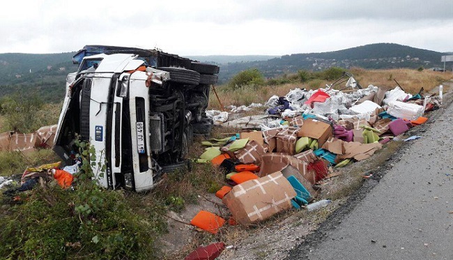 ÇORUM’DA YOLDAN ÇIKAN KAMYON DEVRİLDİ