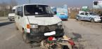 MOTOSİKLET MİNİBÜSE ÇARPTI: 2 YARALI