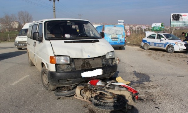 MOTOSİKLET MİNİBÜSE ÇARPTI: 2 YARALI