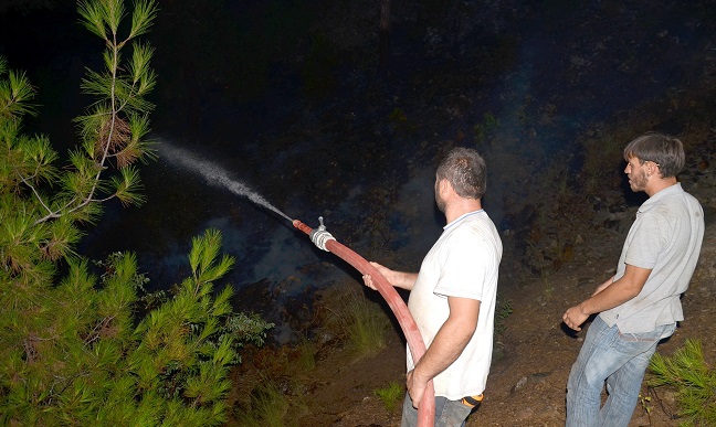 ÇORUM'UN OSMANCIK İLÇESİNE BAĞLI YUKARIZEYTİN KÖYÜNDE 3 GÜN ÖNCE BAŞLAYAN VE İKİ GÜN DEVAM ETTİKTEN SONRA KONTROL ALTINA ALINAN, ANCAK RÜZGARIN ETKİSİYLE YENİDEN BÜYÜYEN ORMAN YANGININDA, YAKLAŞIK 200 HEKTARLIK ALAN YANDI. YANGIN, BUGÜN SABAHA KARŞI KONTROL ALTINA ALINDI. (İSMAİL KABAKDERE/ÇORUM-İHA)