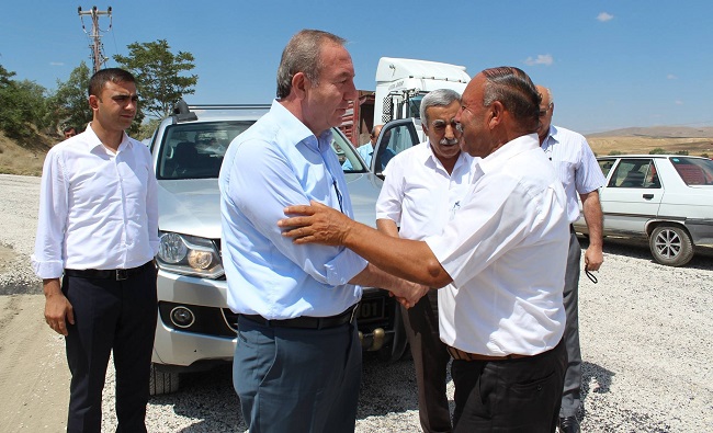 MUHTAR BAŞKAN ŞAHİNER'E TEŞEKKÜR ETTİ. (SERKAN ŞANSEVER/ÇORUM-İHA)