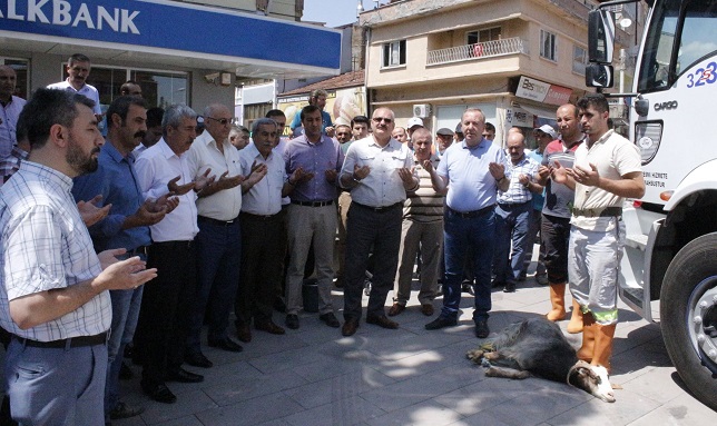 BELEDİYE ÖNÜNDE KURBAN KESİLDİ (SERKAN ŞANSEVER/ÇORUM-İHA)