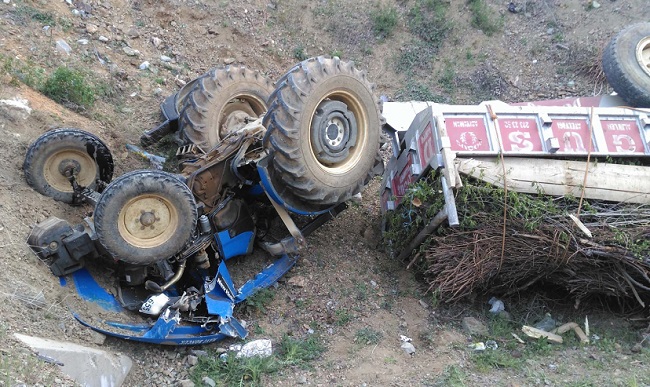 ÇORUM’DA TRAKTÖR ŞARAMPOLE UÇTU