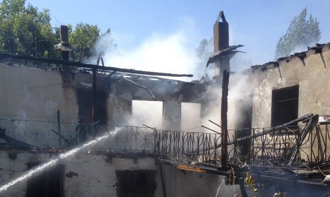 ÇORUM'UN BOĞAZKALE İLÇESİNDE BİR AHŞAP EVDE YANGIN ÇIKTI. (SERKAN ŞANSEVER/ÇORUM-İHA)