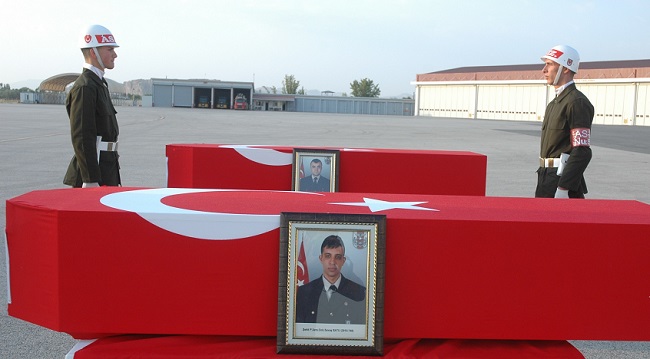 HAKKARİ'NİN ŞEMDİNLİ İLÇESİNDEKİ TERÖR SALDIRISINDA ŞEHİT OLAN UZMAN ÇAVUŞ SAVAŞ BATU VE KERİM KEÇECİ İÇİN VAN’DA TÖREN DÜZENLENDİ. ŞEHİTLERİN NAAŞI, TÖRENİN ARDINDAN MEMLEKETLERİNE UĞURLANDI. (ATİLLA İDİZ - MURAT DALGIN/VAN-İHA)