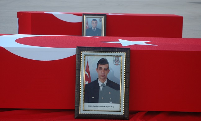 HAKKARİ'NİN ŞEMDİNLİ İLÇESİNDEKİ TERÖR SALDIRISINDA ŞEHİT OLAN UZMAN ÇAVUŞ SAVAŞ BATU VE KERİM KEÇECİ İÇİN VAN’DA TÖREN DÜZENLENDİ. ŞEHİTLERİN NAAŞI, TÖRENİN ARDINDAN MEMLEKETLERİNE UĞURLANDI. (ATİLLA İDİZ - MURAT DALGIN/VAN-İHA)