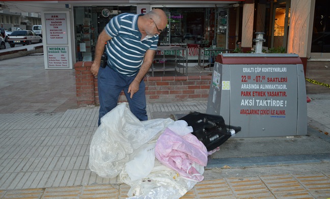 ÇORUM'DA YERALTI ÇÖP KONTEYNERİ YANINA BIRAKILAN ŞÜPHELİ VALİZDEN ÇOK SAYIDA PERDE ÇIKTI (İHA/ÇORUM-İHA)