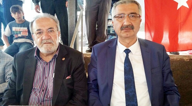 AK PARTİ ÇORUM MİLLETVEKİLİ VE TBMM İDARE AMİRİ SALİM USLU (SOLDA), EROL OLÇOK'UN VE DİĞER DEMOKRASİ ŞEHİTLERİNİN ADLARININ OKULLARA VERİLDİĞİNİ AÇIKLARKEN, ÇORUM VALİSİ NECMEDDİN KILIÇ (SAĞDA) 15 TEMMUZ KAHRAMANLARININ TÜRK TARİHİNİN EN ÖNEMLİ KAHRAMANLARI ARASINDA YER ALDIĞINI AÇIKLADI. (M. MUTTALİP YALÇIN/ÇORUM-İHA)