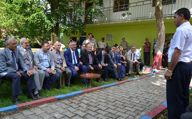 YUKARIZEYTİN KÖYÜ MUHTARI MEHMET GÜNGÖR YOL SORUNUNU DİLE GETİRDİ (İSMAİL KABAKDERE/ÇORUM-İHA)