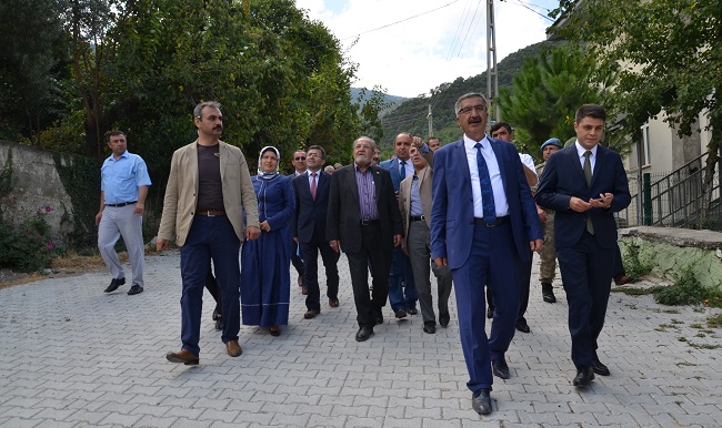 YUKARIZEYTİN KÖYÜ ZİYARETİNDE KARŞILAMA. (İSMAİL KABAKDERE/ÇORUM-İHA)
