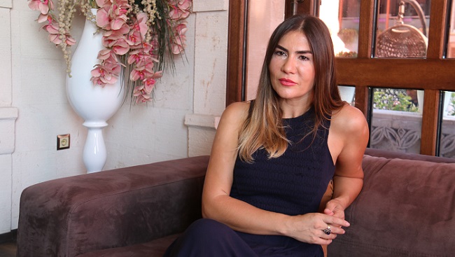 TARİHİN İZİNDE BELGESELİNİ DİĞER BELGESELLERDEN AYIRAN YÖNÜN KAZI EKİBİNİN DÜNYASINI DA ANLATMASI OLDUĞUNU DİLE GETİREN NURAY KARADENİZ, “TARİHİN İZİNDE YİRMİ DAKİKALIK BİR BELGESELDİR. İLK BÖLÜMÜMÜZ OLAN ALACAHÖYÜK TÜRKİYE’NİN İLK MİLLİ KAZI YAPILAN YERİDİR. KAZI EKİBİ ORADA GİZLİ BİR GEÇİDE ULAŞTI VE ORADA KAZILAR HALA DEVAM EDİYOR. BU GİZLİ GEÇİDİN ÜZERİNDE İSKELETE RASTLANMIŞ VE BİZDE BUNU GÖRÜNTÜLEDİK. HİTİT DÖNEMİ’NE AİT HERHANGİ BİR İSKELETE RASTLANMAMIŞ ŞU ANA KADAR ALACAHÖYÜK’TE. BEYLİK MEZARLARI VAR AMA ONLAR HATTİ DÖNEMİ’NE TARİHLENİYOR. HİTİT DÖNEMİ’NE AİT BU GÜNE KADAR İSKELET BULUNMADIĞI İÇİN BU KAZI ŞUAN ARKEOLOJİK AÇIDAN CİDDİ BİR ÖNEM TAŞIYOR” DİYE KONUŞTU. (AHMET FARUK SARIKOÇ/İSTANBUL-İHA)