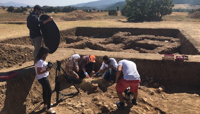 TÜRKİYE'NİN "İLK MİLLİ KAZI ALANI" UNVANINA SAHİP OLAN ÇORUM ALACAHÖYÜK’TE YAPILAN ARKEOLOJİK KAZI ÇALIŞMALARI ESNASINDA YAKLAŞIK 3 BİN 300 YILLIK GİZLİ BİR GEÇİDE VE HİTİT DÖNEMİNE AİT OLDUĞU SANILAN BİR İNSAN İSKELETİNE ULAŞILDI. (AHMET FARUK SARIKOÇ/İSTANBUL-İHA)