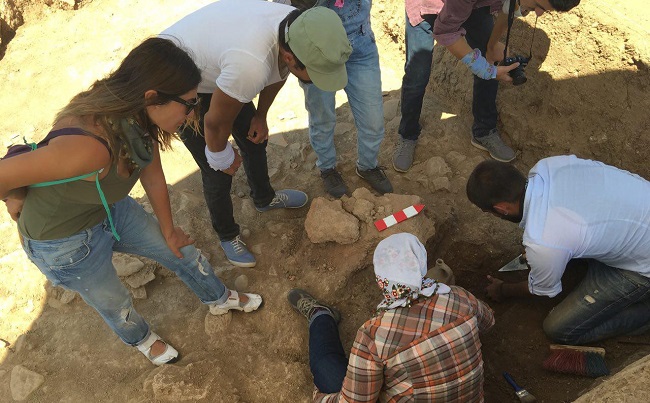 TÜRKİYE'NİN "İLK MİLLİ KAZI ALANI" UNVANINA SAHİP OLAN ÇORUM ALACAHÖYÜK’TE YAPILAN ARKEOLOJİK KAZI ÇALIŞMALARI ESNASINDA YAKLAŞIK 3 BİN 300 YILLIK GİZLİ BİR GEÇİDE VE HİTİT DÖNEMİNE AİT OLDUĞU SANILAN BİR İNSAN İSKELETİNE ULAŞILDI. (AHMET FARUK SARIKOÇ/İSTANBUL-İHA)