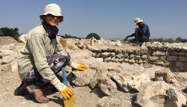 TÜRKİYE'NİN "İLK MİLLİ KAZI ALANI" UNVANINA SAHİP OLAN ÇORUM ALACAHÖYÜK’TE YAPILAN ARKEOLOJİK KAZI ÇALIŞMALARI ESNASINDA YAKLAŞIK 3 BİN 300 YILLIK GİZLİ BİR GEÇİDE VE HİTİT DÖNEMİNE AİT OLDUĞU SANILAN BİR İNSAN İSKELETİNE ULAŞILDI. (AHMET FARUK SARIKOÇ/İSTANBUL-İHA)