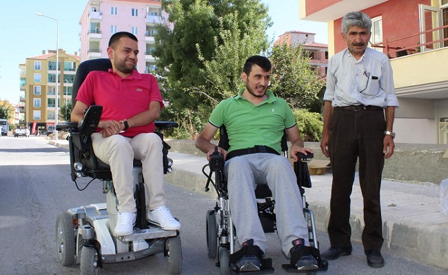 ÇORUMLU İŞADAMI EMRE ÇITAK, BEYİNCİK KÜÇÜLMESİ NEDENİ NEDENİYLE YATAĞA MAHKUM OLAN İSMİL KURZ ADLI GENCE AKÜLÜ ARAÇ HEDİYE ETTİ. (M. MUTTALİP YALÇIN/ÇORUM-İHA)