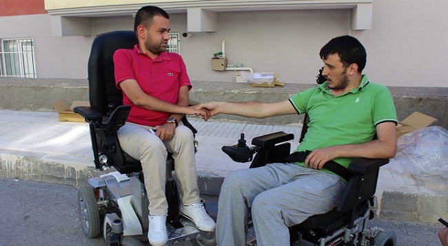 ENGELLİ İSMAİL KURT, AKÜLÜ ARAÇ HEDİYE EDEN İŞADAMI EMRE ÇITAK'A TEŞEKKÜR ETTİ. (M. MUTTALİP YALÇIN/ÇORUM-İHA)