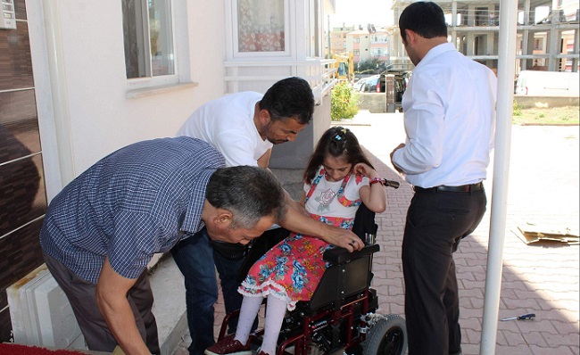 ÇORUMLU İŞADAMI EMRE ÇITAK İKİ ENGELLİYE YARDIM ELİ UZATARAK AKÜLÜ ARAÇ HEDİYE ETTİ. (M. MUTTALİP YALÇIN/ÇORUM-İHA)