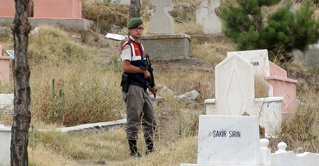 OLAYIN ARDINDAN BÖLGEYE ÇOK SAYIDA POLİS, JANDARMA EKİBİ SEVK EDİLDİ. (M. MUTTALİP YALÇIN/ÇORUM-İHA)